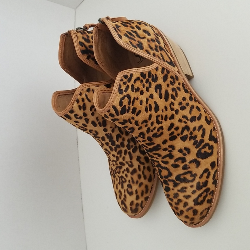 New Sofft Abena Leopard Tan Bootie NWOB Size 9.5 M Cow Hair